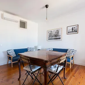 https://white-blue-vintage-home-in-graca.hotels-lisbon-portugal.com