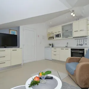 https://villa-klaudia-trogir.splithotels.org