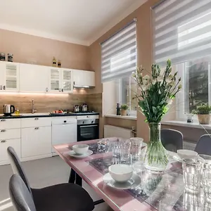 https://apartments-with-sunny-garden-prague-182-00.praguehotelsweb.com